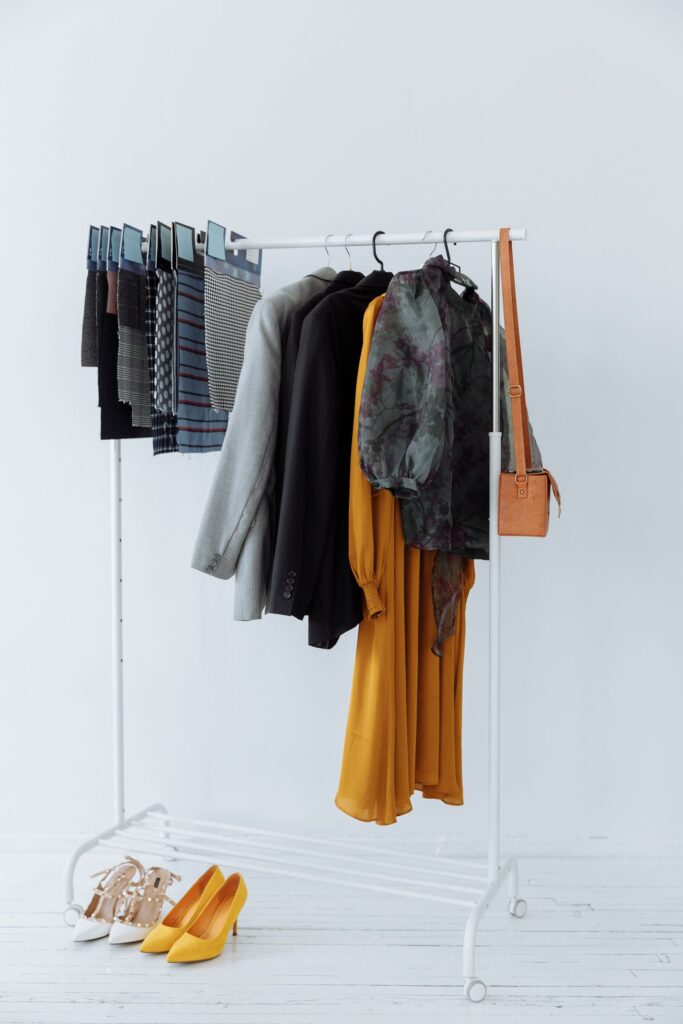 Tøj på bøjler i en garderobe